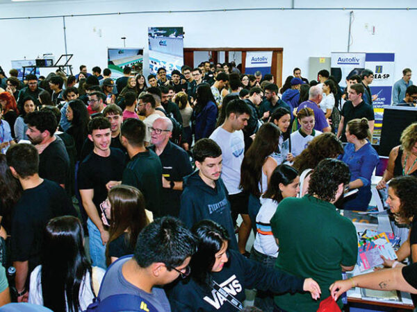 Feira conecta mais de mil jovens a grandes empresas