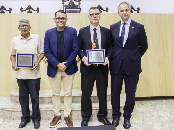 Câmara de Taubaté entregou Diploma Tiradentes à agentes de segurança