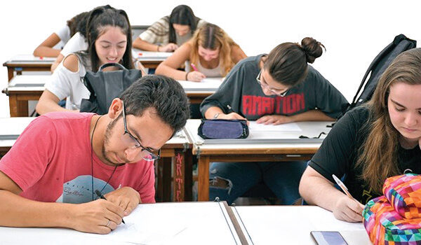 Simube contempla 77 estudantes com bolsas