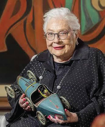 Lia Maria Aguiar é homenageada pela criação do CARDE