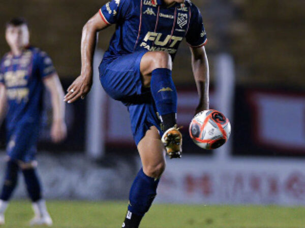 E.C. Taubaté acerta com lateral Mika