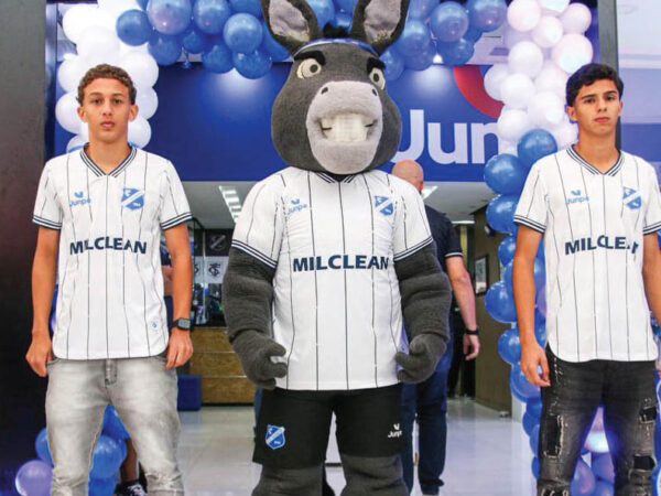 Taubaté lança uniformes, passaporte de ingressos e anuncia integrantes da comissão técnica