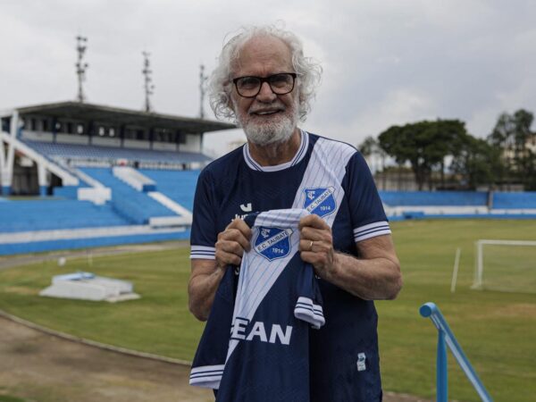 E.C. Taubaté lança camisa em homenagem ao cantor Renato Teixeira